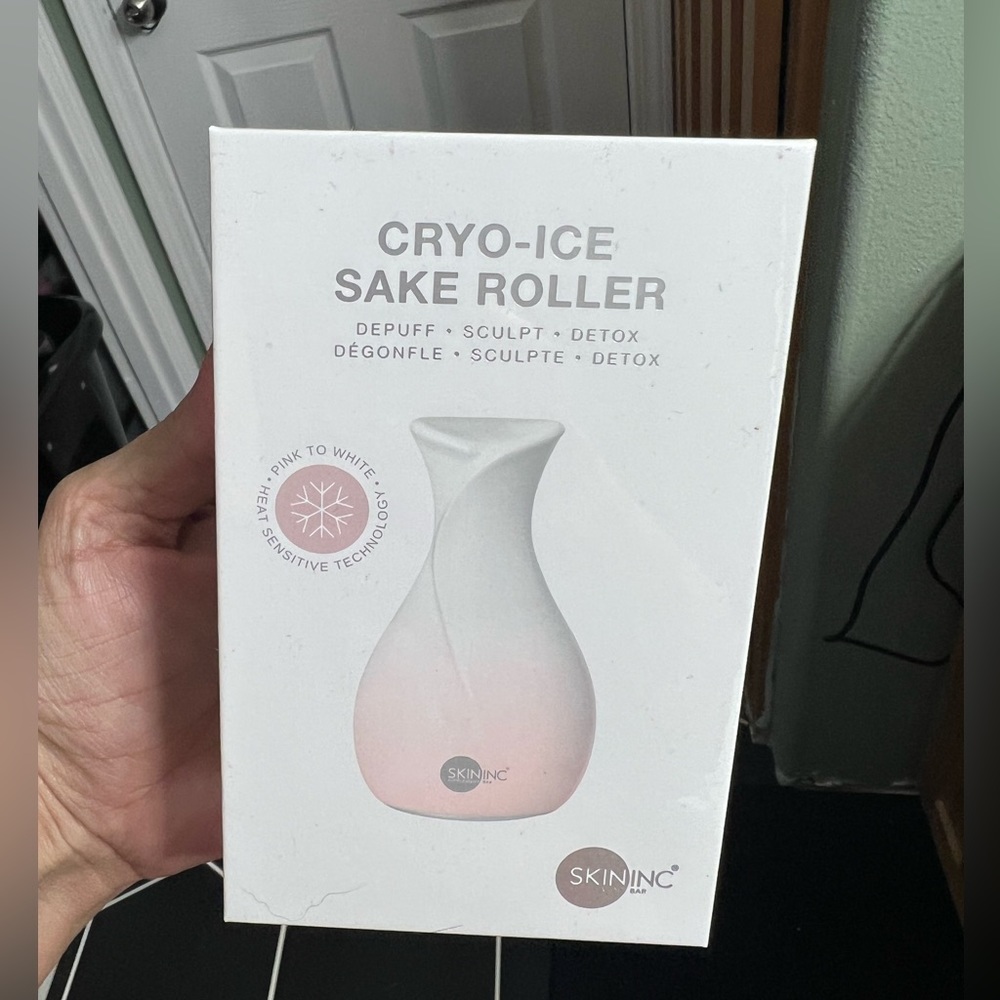 NWT unopened CRYO-ICE SAKE ROLLER by Skin Ink Blush color de puff, sculpt, detox